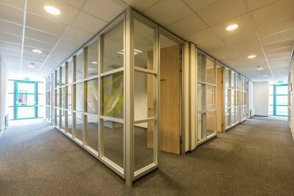 Licht en modern kantoorpand aan de Laan Blussé van Oud-Alblas met glazen wanden en houten deuren.